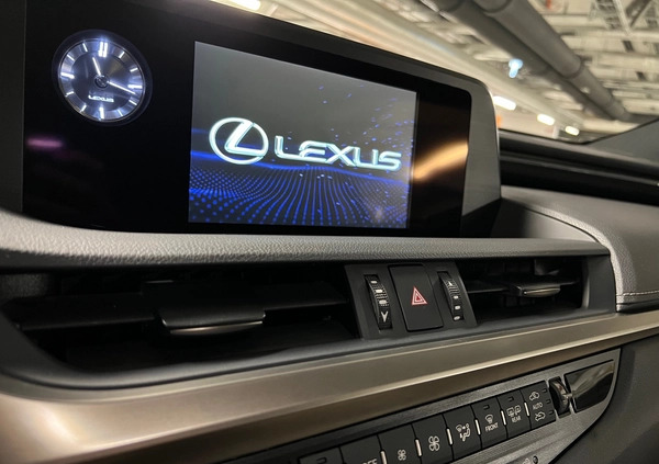 Lexus ES cena 135000 przebieg: 47000, rok produkcji 2019 z Wrocław małe 667